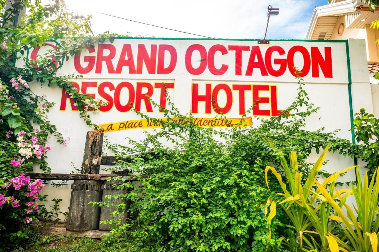 Grand Octagon Resort Laoag Exteriör bild